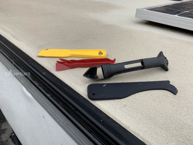 Installation du produit Eternabond Tape pour sceller un toit de VR